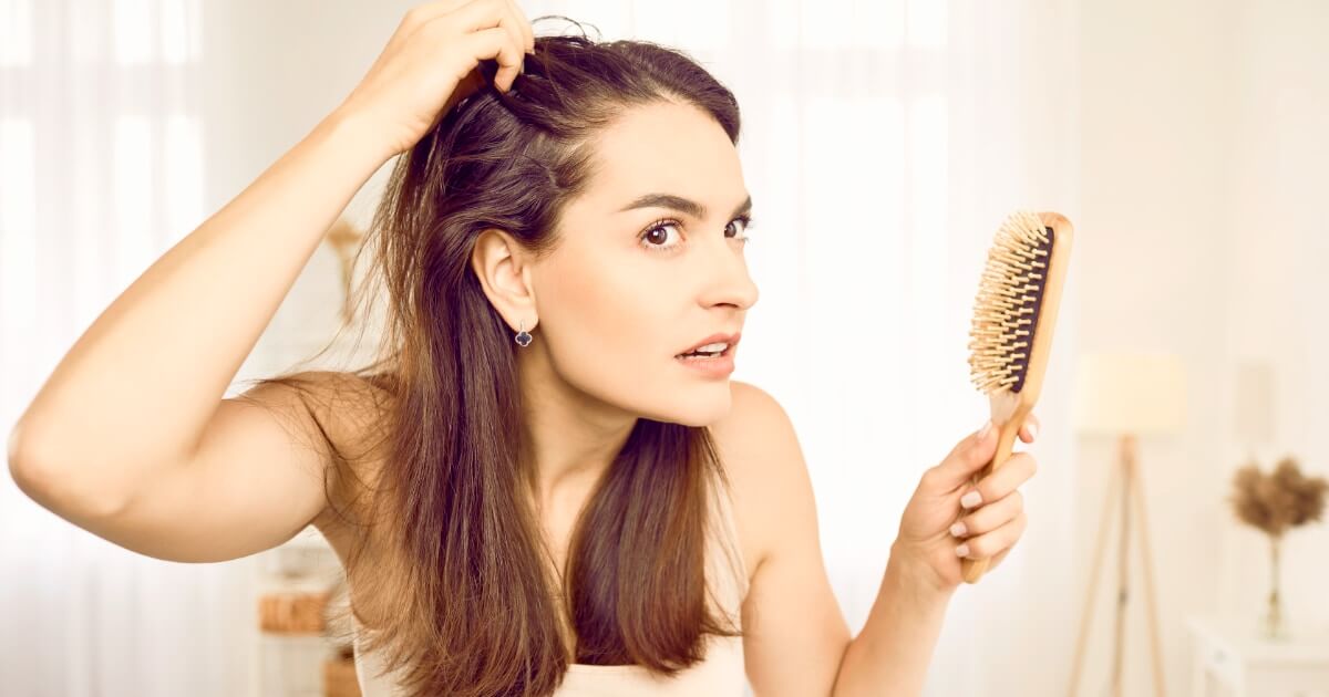 ¿Realidad o mito? Descubre si la caspa realmente causa la caída del cabello